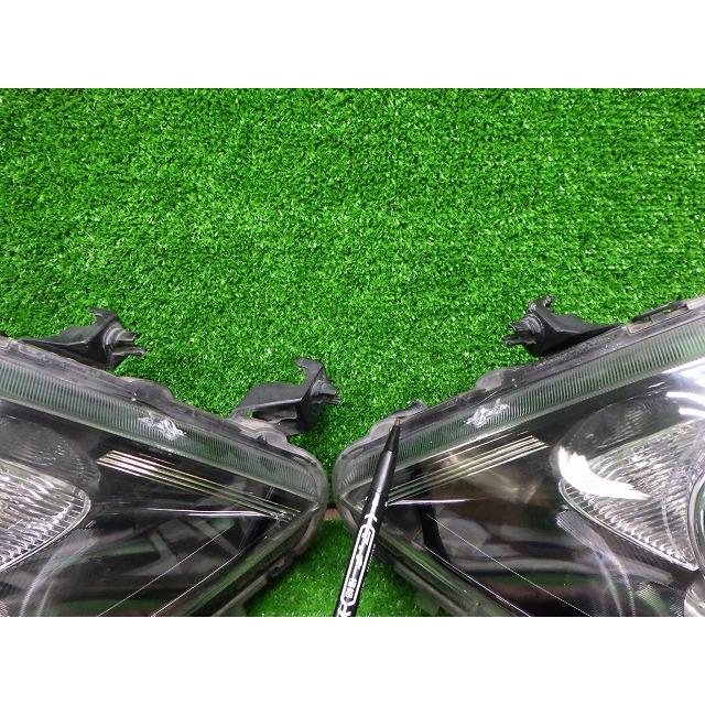 トヨタ（TOYOTA） ZGW10/15 アイシス 後期 ヘッドライト 左右 HID 44