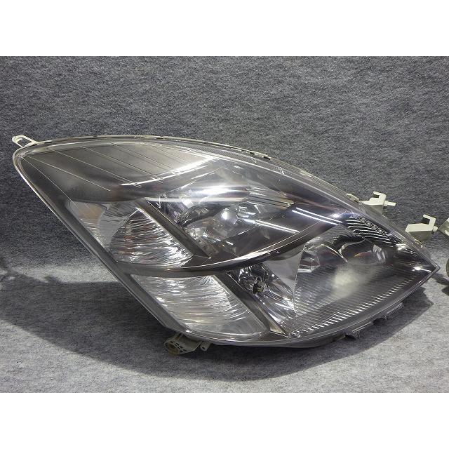 トヨタ（TOYOTA） アイシス 前期 ヘッドライト左右 HID ANH10/15