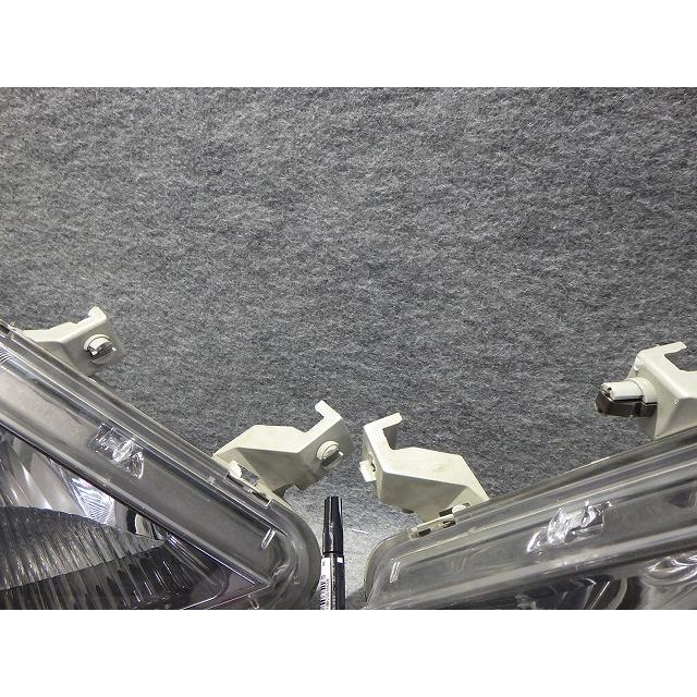トヨタ（TOYOTA） アイシス 前期 ヘッドライト左右 HID ANH10/15