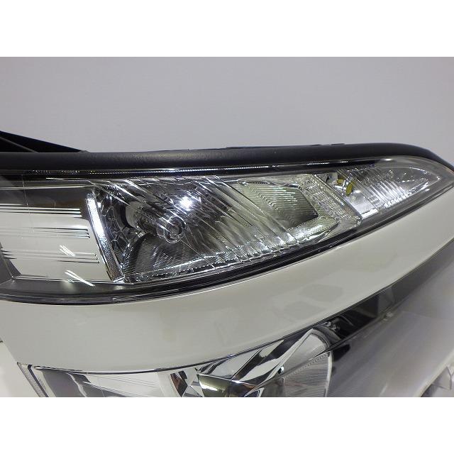 ヴォクシー 右ヘッドライト ハロゲン ZRR70/75 後期 28-224 X 81150-28E60 コーティング 綺麗 260124253の画像