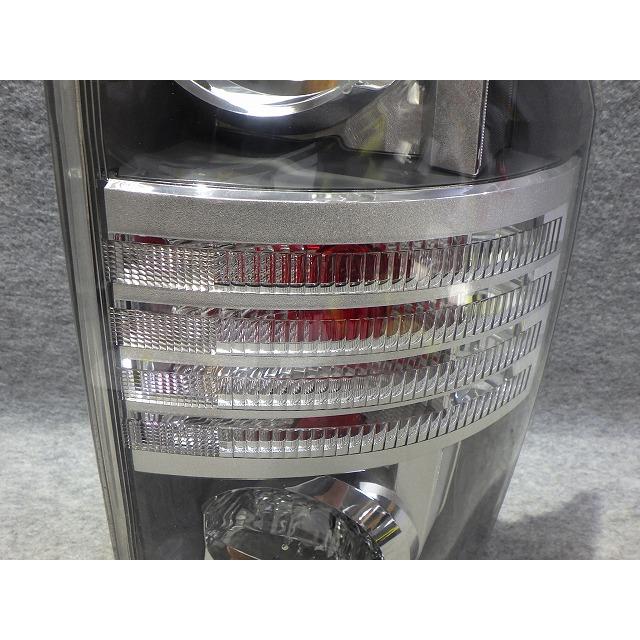ヴォクシー 右テール ZRR70/75 前期 28-199 81551-28440 トヨタLED球