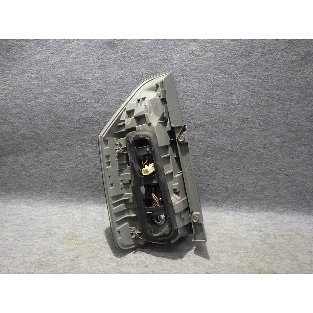 ヴォクシー 右テール ZRR70/75 前期 28-199 81551-28440 トヨタLED球