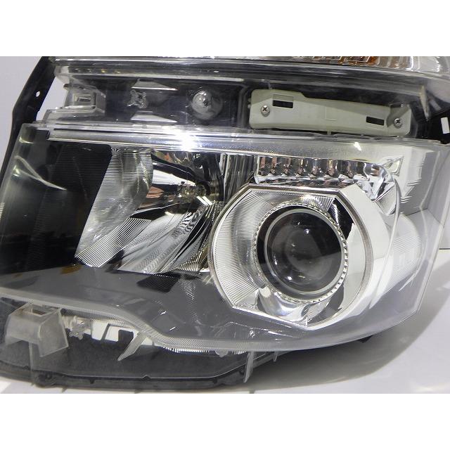 トヨタ（TOYOTA） 70系 ヴォクシー ヘッドライト 左右 HID ZRR70/75