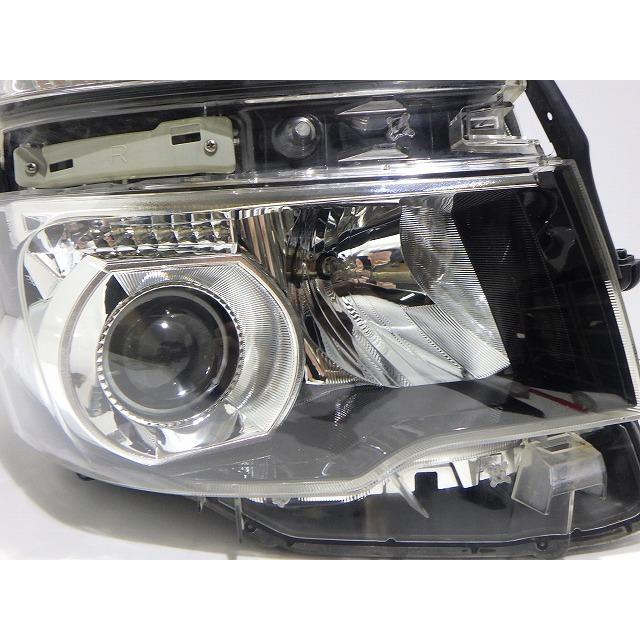 トヨタ（TOYOTA） 70系 ヴォクシー ヘッドライト 左右 HID ZRR70/75