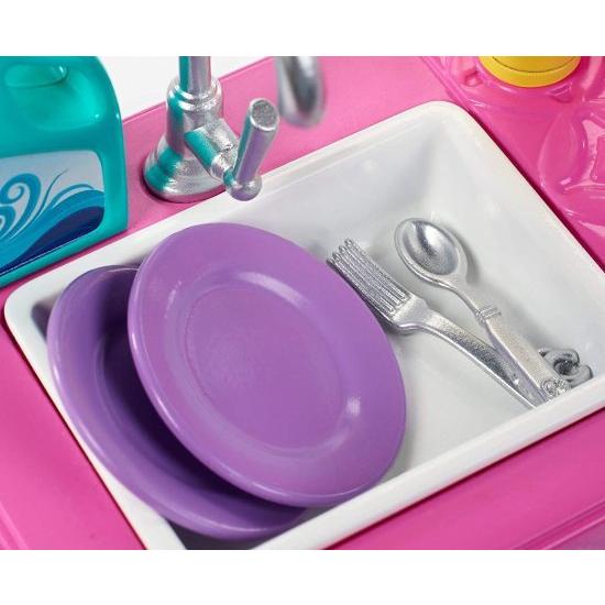 Barbie バービー屋内家具のプレイセット、作業ドアとプルアウトトレイを備えたキッチン食器洗い機に加えて、料理と洗濯アクセサリー
