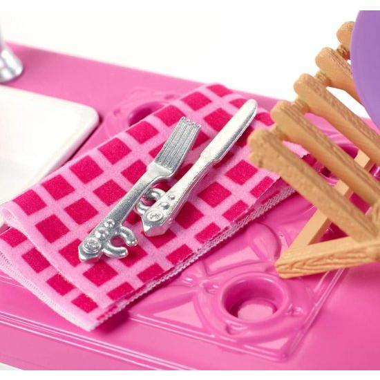 Barbie バービー屋内家具のプレイセット、作業ドアとプルアウトトレイを備えたキッチン食器洗い機に加えて、料理と洗濯アクセサリー