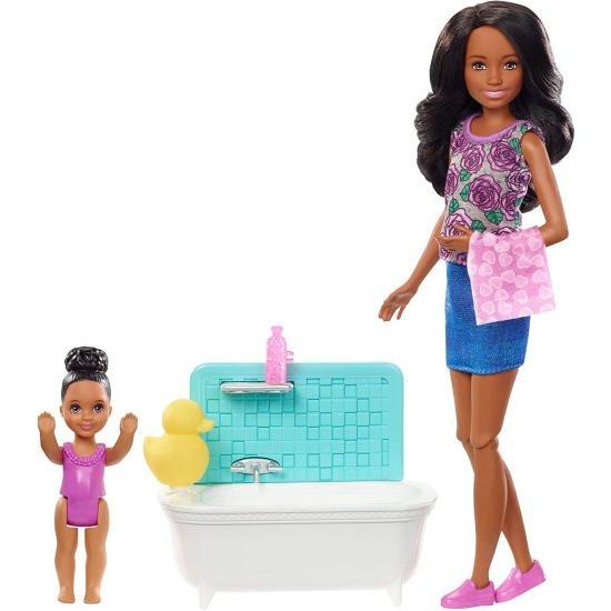Barbie バービー Skipper Babysitters Inc.バスタブ、ベビーシッタースキッパー人形、腕とスプラッシュを動かすボタン付きの小さな幼児人形、テーマのアクセサ