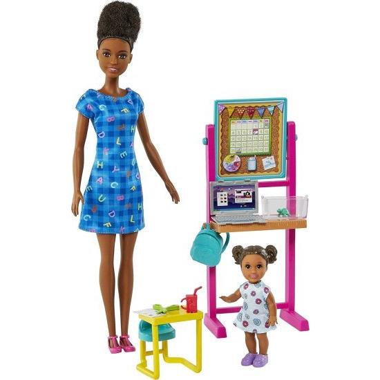 Barbie バービーティーチャードール（ブルネット）、幼児人形（ブロンド）、フリップボード、ラップトップ、バックパック、幼児机、ペットタートル、3歳以上の