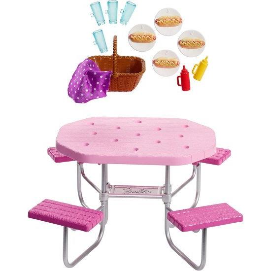 Barbie バービーの屋外家具、調整可能な座席付きのピンクのピクニックテーブル、4のホットドッグピクニック