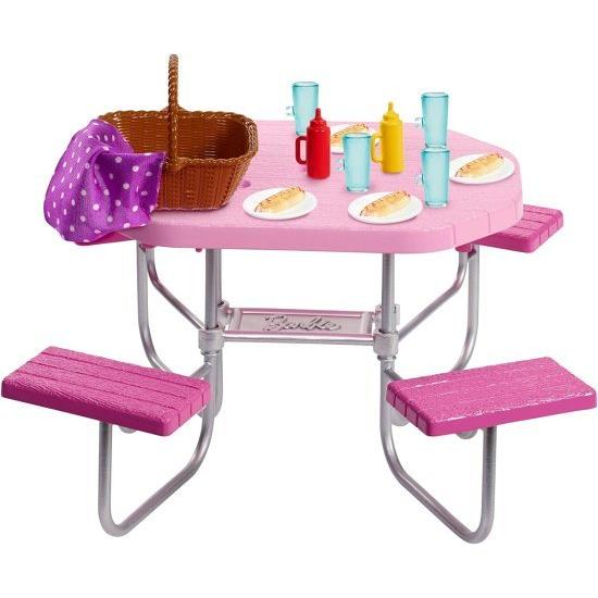 Barbie バービーの屋外家具、調整可能な座席付きのピンクのピクニックテーブル、4のホットドッグピクニックの画像