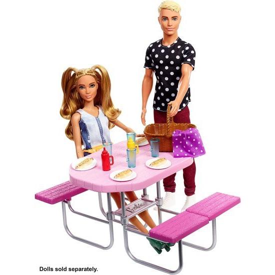 Barbie バービーの屋外家具、調整可能な座席付きのピンクのピクニックテーブル、4のホットドッグピクニックの画像