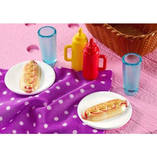 Barbie バービーの屋外家具、調整可能な座席付きのピンクのピクニックテーブル、4のホットドッグピクニックの画像