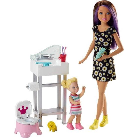 Barbie スキッパードール、ベビードール、シンク、トイレシートの反転、3-7歳のテーマ付きアクセサリーとバービーベビーシッタープレイセット