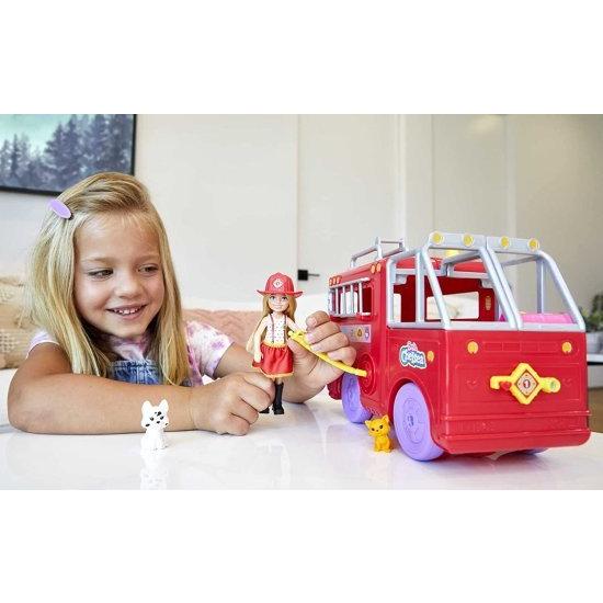 Barbie バービーチェルシー消防車プレイセット、チェルシードール（6インチ）、折りたたみ式の消防車、15歳以上のストーリーテリングアクセサリー、ステッカーの画像