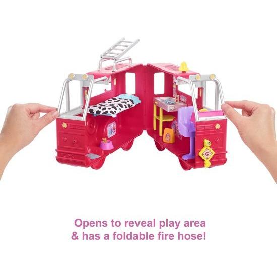Barbie バービーチェルシー消防車プレイセット、チェルシードール（6インチ）、折りたたみ式の消防車、15歳以上のストーリーテリングアクセサリー、ステッカーの画像