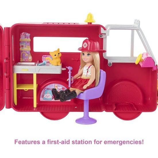 Barbie バービーチェルシー消防車プレイセット、チェルシードール（6インチ）、折りたたみ式の消防車、15歳以上のストーリーテリングアクセサリー、ステッカーの画像