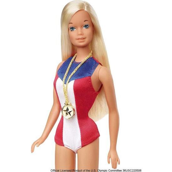 Barbie バービー1975金メダル人形の再現、オリンピックをテーマにしたワンピースと金メダルアクセサリーを着用。人形スタンドと信itiveの証明書、コレクターへ Barbie バービー1975金メダル人形の再現 オリンピックをテーマにしたワンピースと金メダルアクセサリーを着用 人形スタンドと信itiveの証明書 Gold Medal Doll and