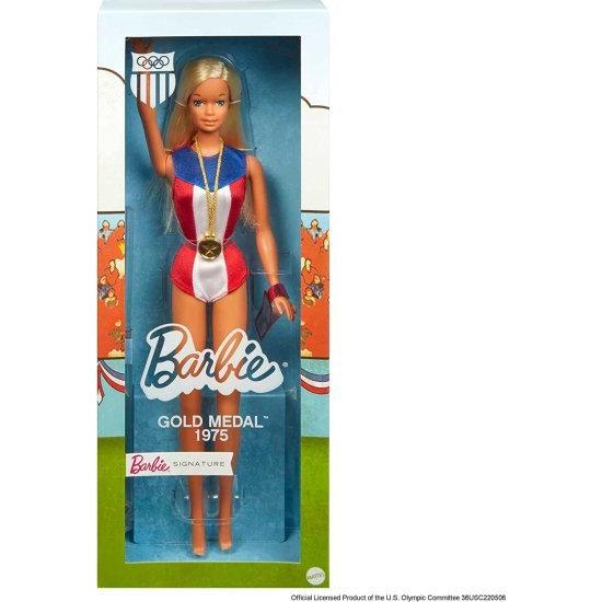 Barbie バービー1975金メダル人形の再現、オリンピックをテーマにしたワンピースと金メダルアクセサリーを着用。人形スタンドと信itiveの証明書、コレクターへ Barbie バービー1975金メダル人形の再現 オリンピックをテーマにしたワンピースと金メダルアクセサリーを着用 人形スタンドと信itiveの証明書 Gold Medal Doll and