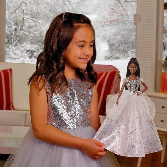 Barbie バービーシグネチャー2021ホリデーバービー人形（12インチ、ブルネットの編組髪）シルバーガウン、人形スタンドと信頼性の証明書、6歳以上の贈り物などの画像