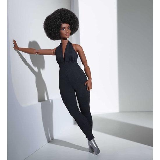 Barbie バービーの署名は、黒いジャンプスーツを着て、完全にポーズ可能なファッション人形に見える人形（曲線、ブルネット）_1