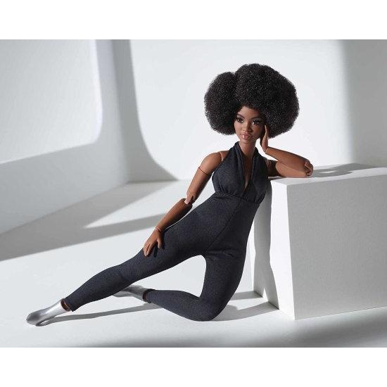 Barbie バービーの署名は、黒いジャンプスーツを着て、完全にポーズ可能なファッション人形に見える人形（曲線、ブルネット）_3