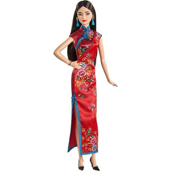 Barbie バービーシグネチャールナ新年人形（12インチのブルネット）レッドサテンチョンサムドレスを着たアクセサリー、子供とコレクターのための収集可能なギ