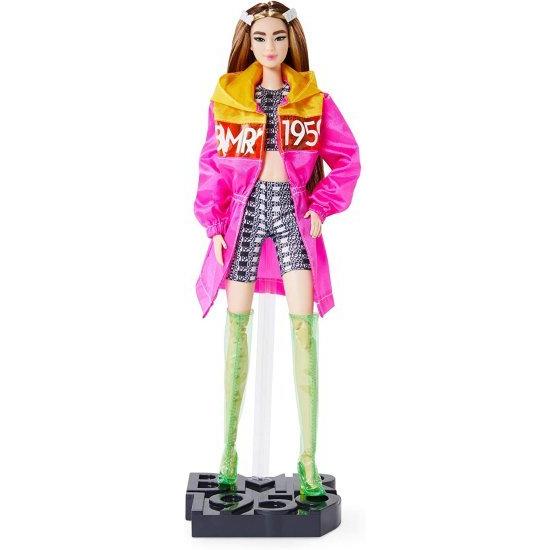 Barbie ピンクコート収集性GNC47を備えたバービーシグネチャードール 
