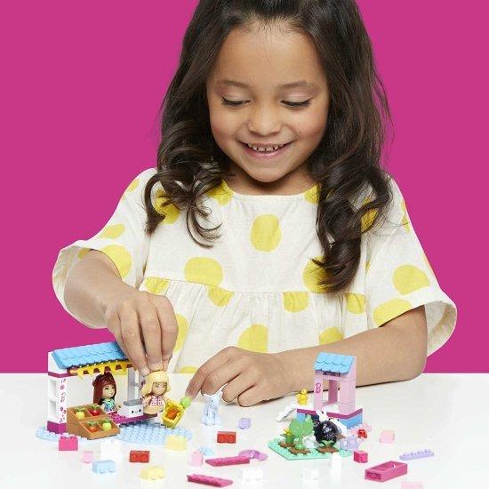 Barbie 90のレンガと特別なピース、アクセサリー、3つのマイクロドール、5歳以上のおもちゃギフトを備えたメガバービーファーマーズマーケットビルディングセ_2
