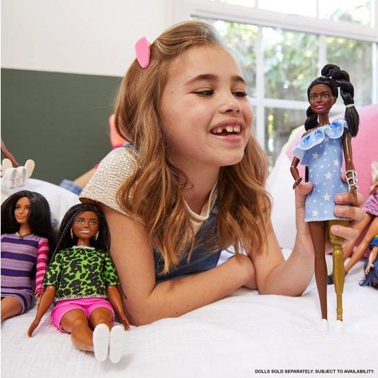 Barbie バービーファッショニスタドール＃146 2つのねじれた三つ編みと補綴脚を着た星印刷ドレス、白い靴と腕のブレスレット、子供向けのおもちゃ3-8歳_2