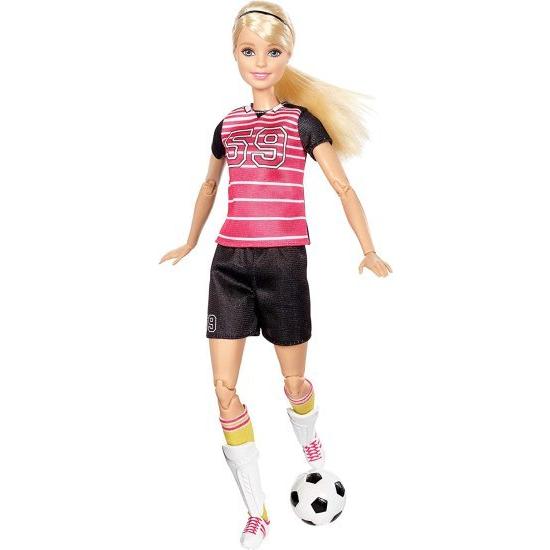 Barbie バービーは、ポーズ可能なサッカー選手の人形を動かしました