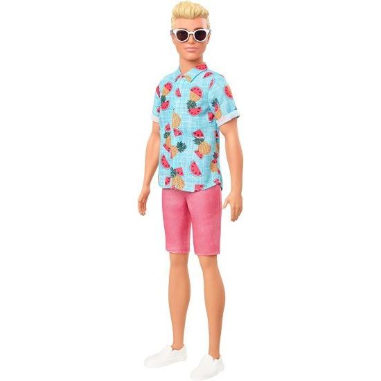 Barbie 青いトロピカルプリントシャツ、サンゴのショートパンツ、白い靴、白いサングラス、子供向けのおもちゃを着て、彫刻されたブロンドの髪をしたバービー