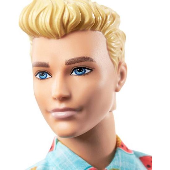 Barbie 青いトロピカルプリントシャツ、サンゴのショートパンツ、白い靴、白いサングラス、子供向けのおもちゃを着て、彫刻されたブロンドの髪をしたバービー_2