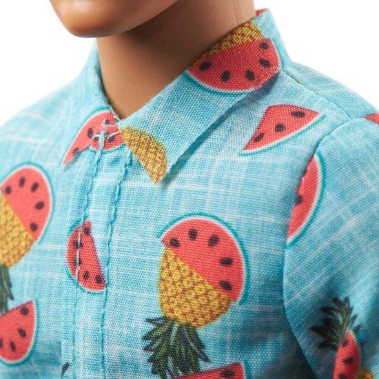 Barbie 青いトロピカルプリントシャツ、サンゴのショートパンツ、白い靴、白いサングラス、子供向けのおもちゃを着て、彫刻されたブロンドの髪をしたバービー_3