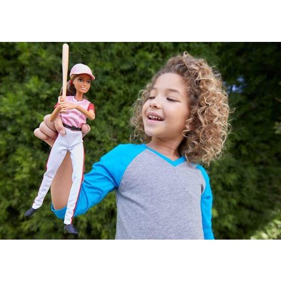 Barbie ソフトボールユニフォーム、東京2020ジャケット、メダル、ソフトボール、バット、グローブを3歳以上のバービーオリンピック2020ソフトボールドール_1