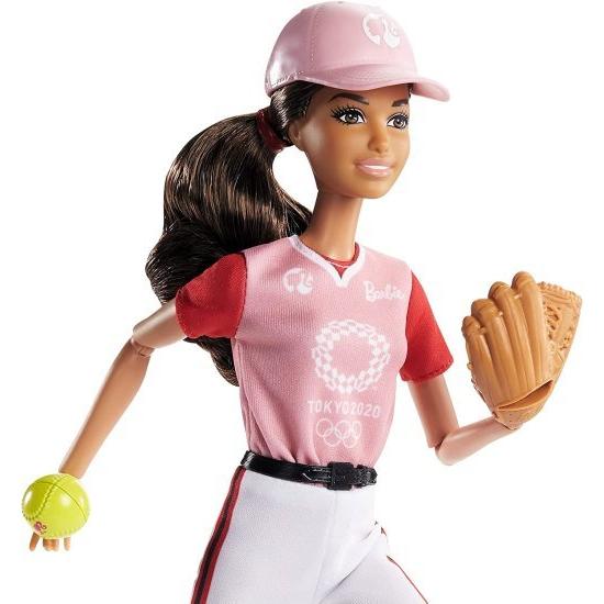 Barbie ソフトボールユニフォーム、東京2020ジャケット、メダル、ソフトボール、バット、グローブを3歳以上のバービーオリンピック2020ソフトボールドール_3