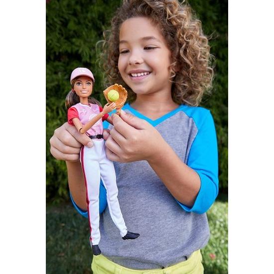 Barbie ソフトボールユニフォーム、東京2020ジャケット、メダル、ソフトボール、バット、グローブを3歳以上のバービーオリンピック2020ソフトボールドール_5