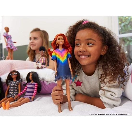 Barbie バービーファッショニスタドール＃141絞りぬフリンジドレス、ゴールデンブーツ、イヤリング、3-8歳のおもちゃを着た長い赤い髪の画像