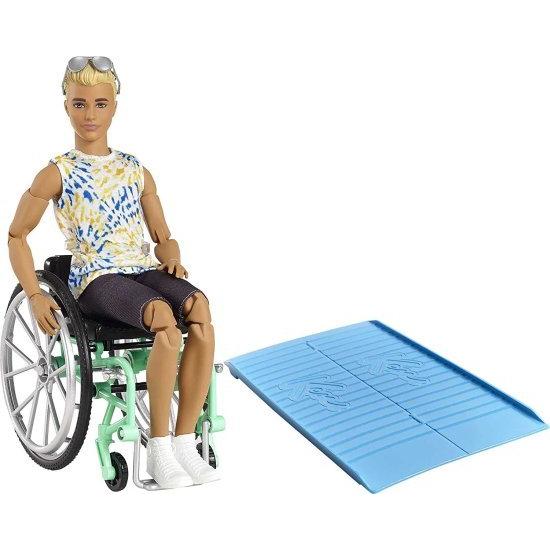 Barbie バービーケンファッショニスタドール＃167車椅子とランプ付きタイダイシャツ、黒のショートパンツ、白いスニーカーとサングラス、おもちゃ、子供向けの