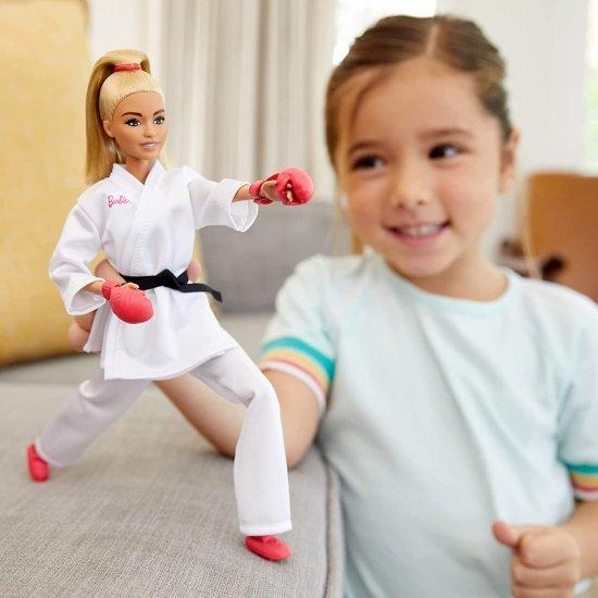 Barbie バービーオリンピックゲーム東京2020空手制服、東京2020ジャケット、メダル、ヘルメット、スパーリンググローブ、サンダル3歳以上の画像