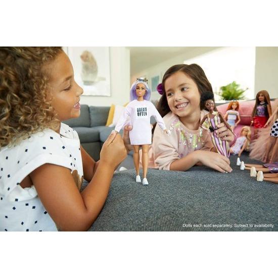 Barbie スウェットシャツのドレスとアクセサリーを着た長い虹の髪のバービーファッショニスタドール、3-8歳の画像