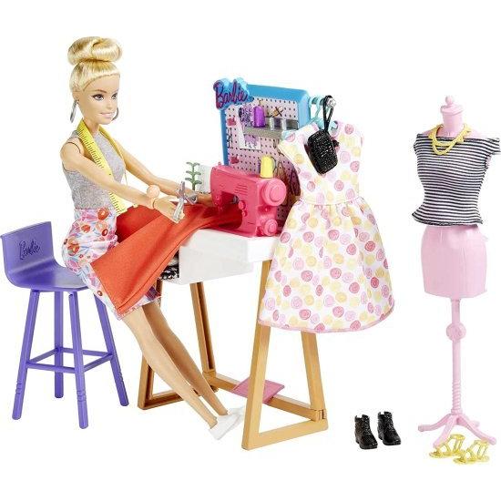 Barbie バービーファッションデザイナードール（12インチ）、スタジオ、25+デザイン＆ファッションアクセサリー、デザインデスク、椅子、ミシン、ファブリックの画像