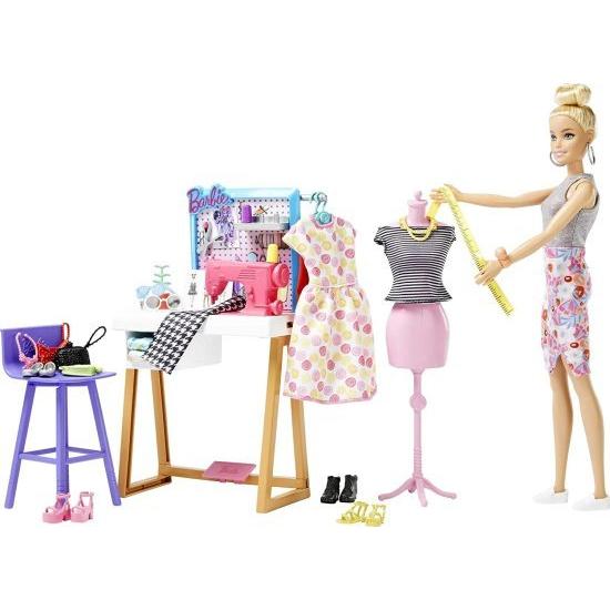 Barbie バービーファッションデザイナードール（12インチ）、スタジオ、25+デザイン＆ファッションアクセサリー、デザインデスク、椅子、ミシン、ファブリックの画像