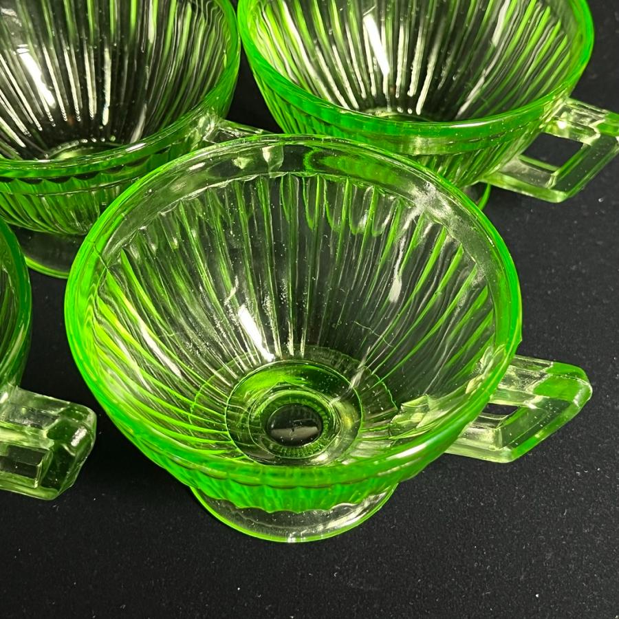 ウランガラス エコノミーグラス社 ティーカップ 緑色 高さ63mm 口径