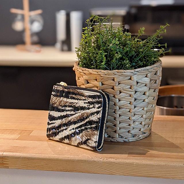 本革財布 エナメル　エナメル革　ゼブラ　鮮やか プリント革　コンパクト ファスナー財布 |  | 10