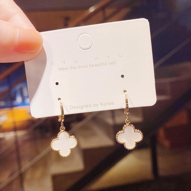 ホワイト 四葉のクローバー ピアス イヤリング 白 ゴールド 韓国 オルチャン かわいい 幸運 ラッキー シンプル ファッション アクセサリー Ykma013 ワールドトレンド オンライン 通販 Yahoo ショッピング