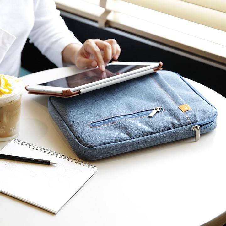 Ipad タブレットpc収納ケース ブルー 手提げ バッグ ウレタンクッション 小物ポケット付 10 8型まで対応 アイパッド Xperia Tablet ゆうパケット Wy Wy Tbacc009gg Wy Style Yahooショッピング店 通販 Yahoo ショッピング