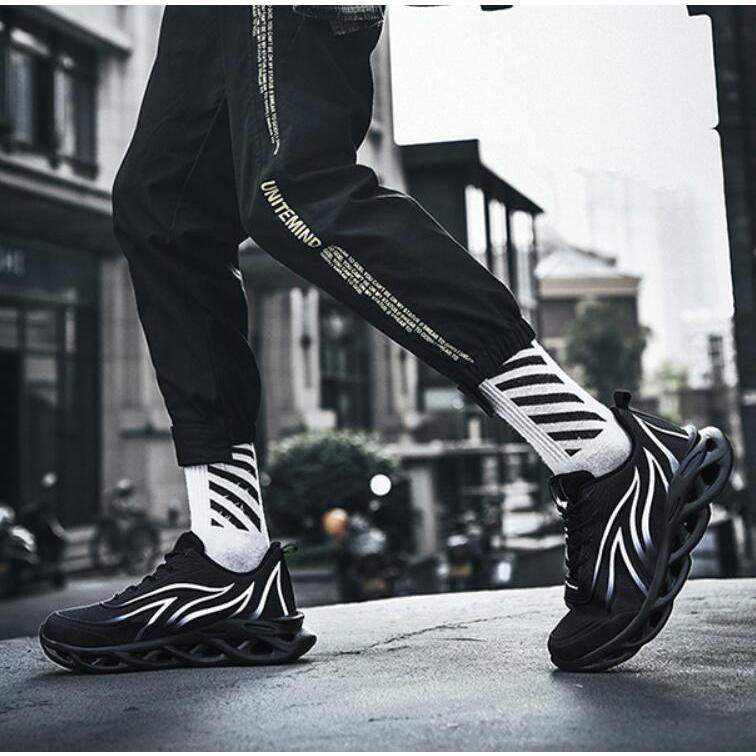 スニーカー メンズシューズ 通気性ランニング靴 男の子運動靴 ウォーキングジョギングトレーニングシューズ スポーツ靴 |  | 11