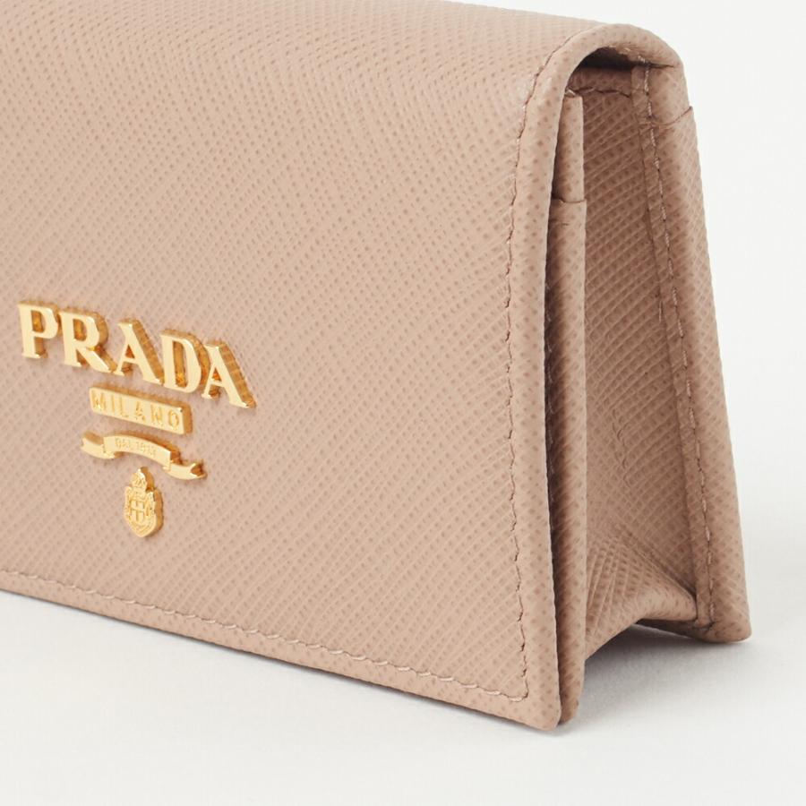 【お取り寄せ】 【並行輸入品】 プラダ カードケース 【SAFFIANO METAL】 1MC122 QWA ベージュ系(F0236 CIPRIA) PRADAの画像