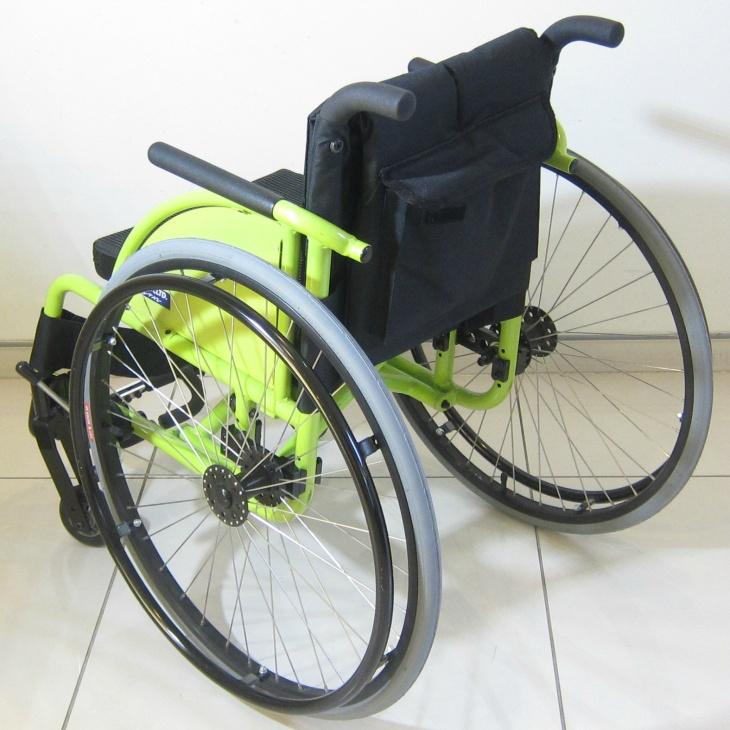 軽量車椅子 カドクラ　ほぼ新品 カドクラ 車椅子 車いす 車イス 軽量 コンパクト 自走式