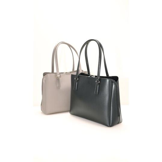 【洋服の青山】ブラック系 スムーストートバッグ【A4サイズ】 外寸:高さ×横×マチ幅 約28×35.4×12cm 持ち手の高さ:約23cm 重量:約586g 三方開き 底鋲の画像